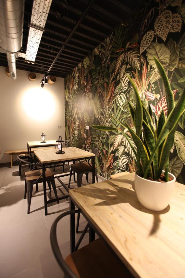 Vtz The Botanic Hostel Zaragoza Luaran gambar